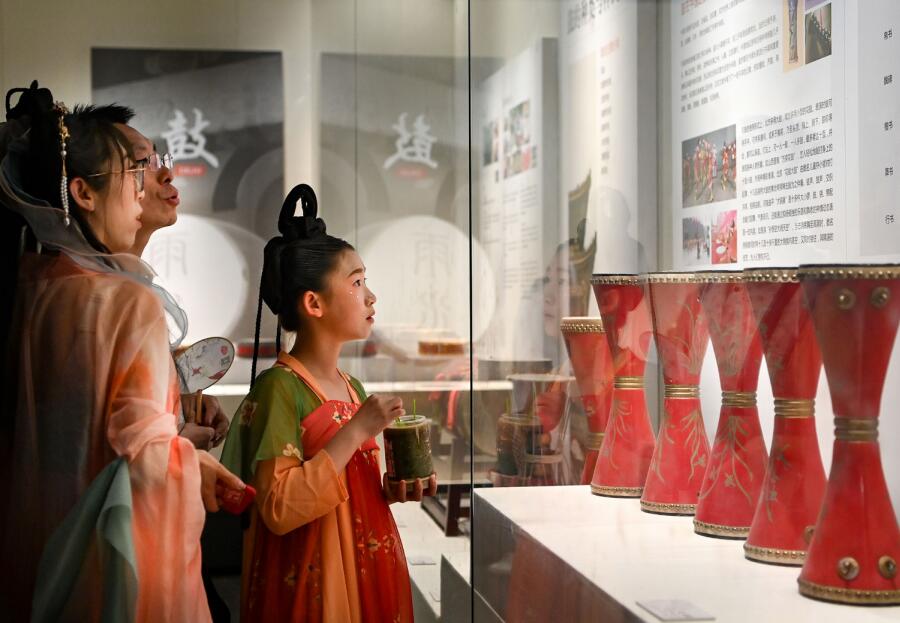 5月1日，游客在西安市鐘鼓樓博物館參觀鼓文化展。