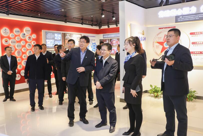 3月20日至21日，作者 （右三） 在河北調研經濟形勢和統計工作。