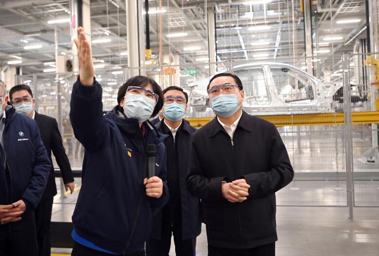 2月16日，作者 （右一） 到寶馬沈陽鐵西工廠里達廠區調研。
