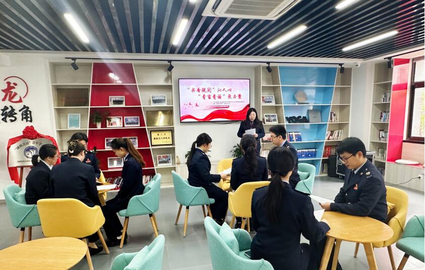 4月23日，南京市稅務局開展“‘書香稅閱’沁人心 ‘青言青語’聚力量”主題活動，青年干部 分享研讀主題教育學習材料的學習體會。