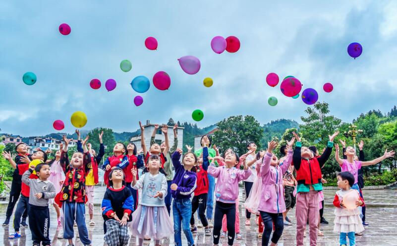 民政部在主題教育中把為民辦實事作為重要內容，著力解決群眾急難愁盼問題，努力把惠民生、暖民心、順民意的工作做到群眾心坎 上。圖為江西省遂川縣在橫嶺“兒童之家”組織開展活動。