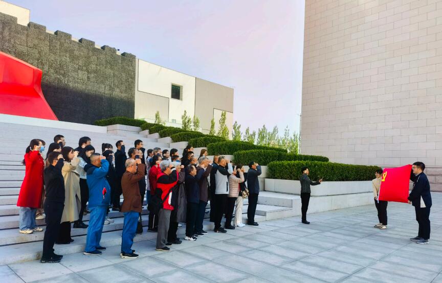 4月26日，中國僑聯組織離退休老黨員和青年黨員開展聯建活動，共同參觀中國共產黨歷史展 覽館。
