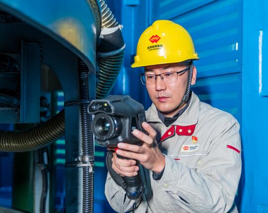 徐博海在水電站廠房檢查設備。