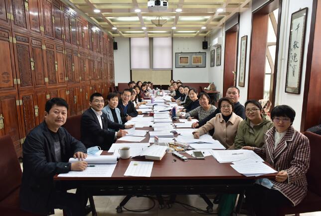 即將出版的 《現代漢語大詞典》 工作團隊代表，他們用新時代辭書精神實現出 版報國的夢想。