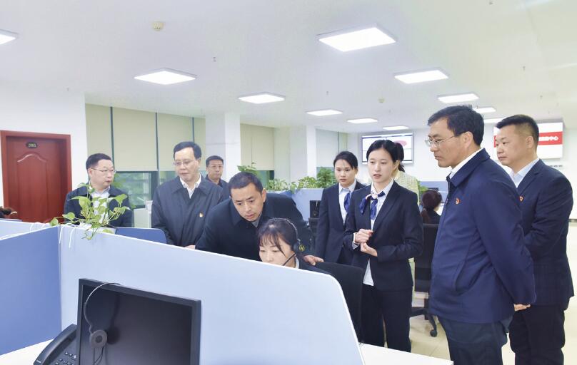 作者（ 前排左三） 在湖南省人社廳12333電話咨詢服務中心調研。
