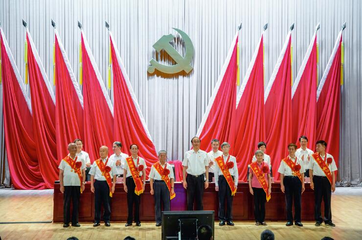 2021年6月28日，審計署召開“兩優一先”表彰大會，會議表彰了審計署323名優秀共產 黨員、102名優秀黨務工作者、77個先進基層黨組織。圖為向老黨員代表頒發“光榮在黨50年” 紀念章。