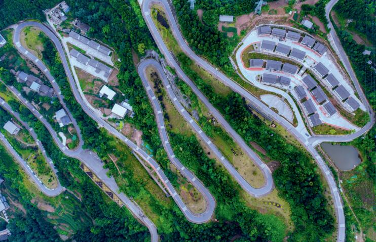 四川通江：旅游公路美如玉帶。
