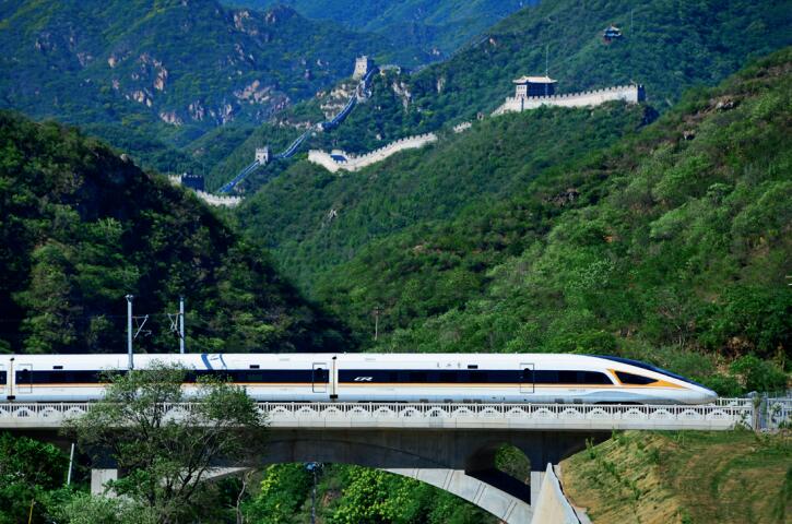 京張高鐵復興號動車組行駛在長城腳下。