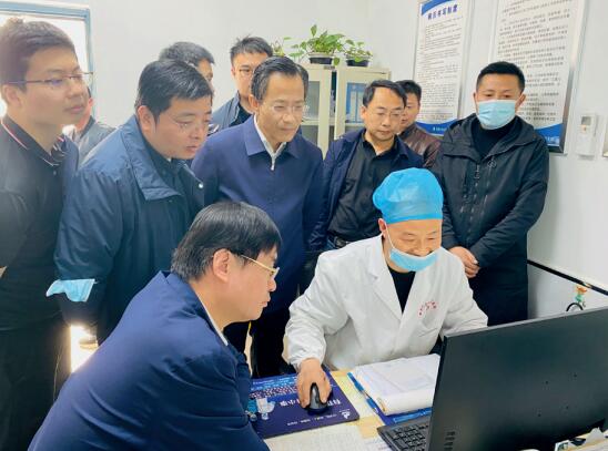 3月29日，國家發展改革委社會司調研組在安徽省壽縣八公山鄉的村衛 生室，詳細了解鄉村醫生的困難和問題。
