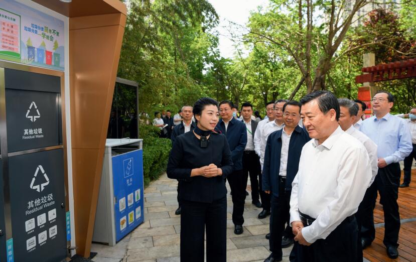 5月23日，作者 （前排右一） 在青島出席全國城市生活垃圾分類工作現場會，調研推進垃圾分 類工作。