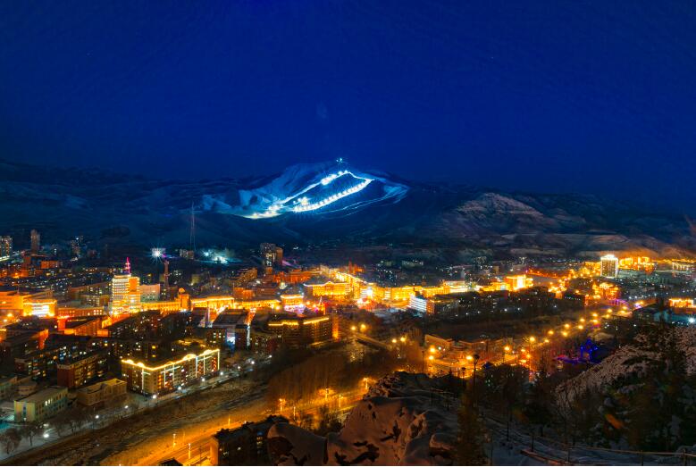 阿勒泰市將軍山滑雪場夜場。