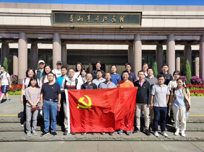 近期，國稅總局辦公廳（黨委辦公室）黨支部黨員干部赴香山革命紀念館，開展“追尋紅色足跡 堅守初心使命”主題黨日。