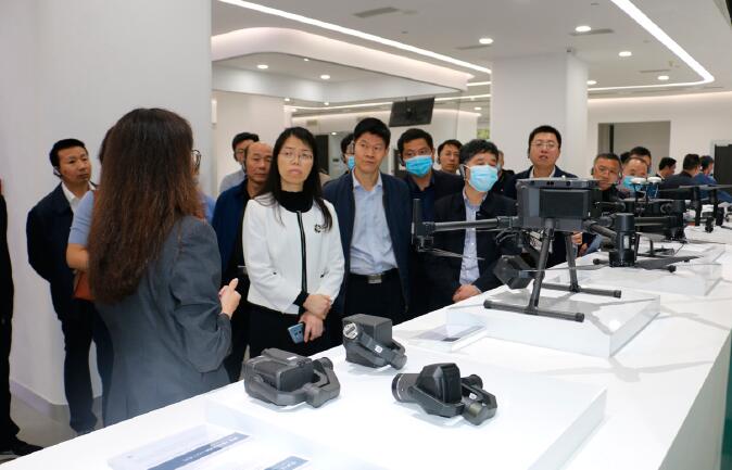 3月30日，揚州市級機關工委等4部門聯合舉辦“強化數字賦能·發力產業科創”培訓班，圖為培訓班學員現場調研大疆創新科技有限公司。
