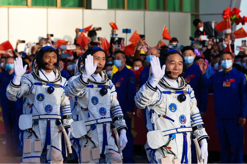 5月30日，神舟十六號載人飛行任務航天員乘組出征儀式在酒泉衛星發射中 心問天閣圓夢園廣場舉行。