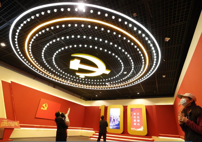 2021年3月10日，參觀者在首都博物館觀看慶祝中國共產黨成立100周年特展。