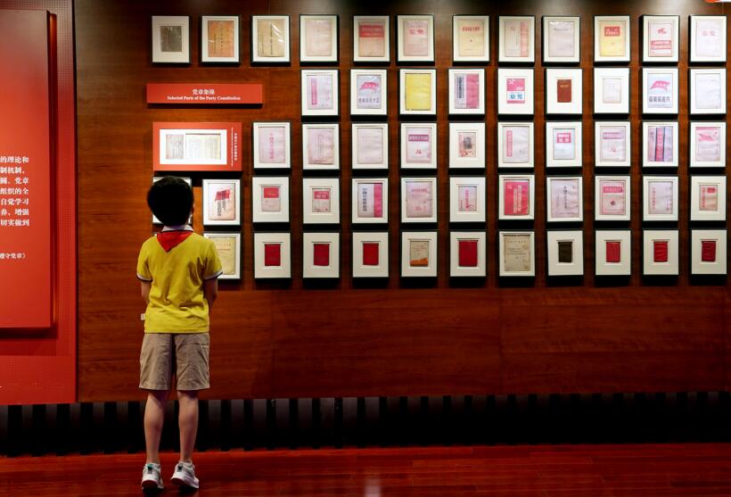 一名小學生在中共二大會址紀念館黨章專題展廳內參觀。