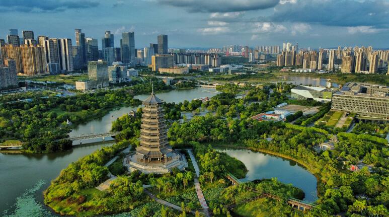 近年來，廣西壯族自治區南寧市不斷加大城市生態環境治理力度，南寧市五象湖濕地公園內綠樹成蔭， 湖水清幽，各種樓閣與林木、廊道相映成趣。