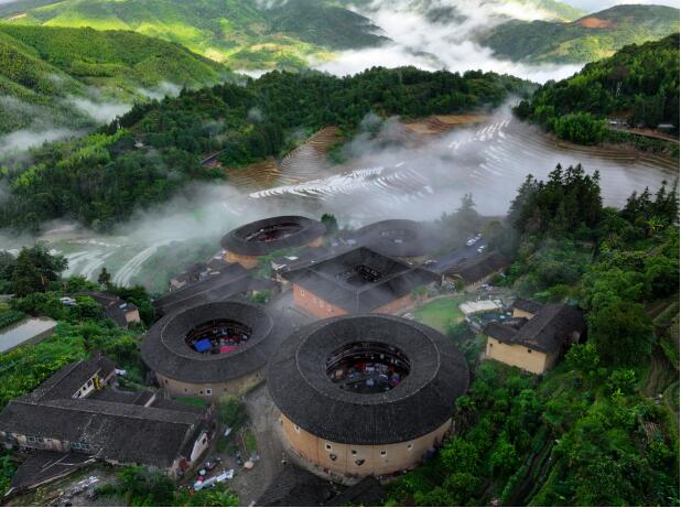 作為國家生態文明建設示范區，福建省南靖縣近年來大力實施“生態立縣”發展戰 略，努力實現生態環境“高顏值”和經濟發展“高素質”協同并進。