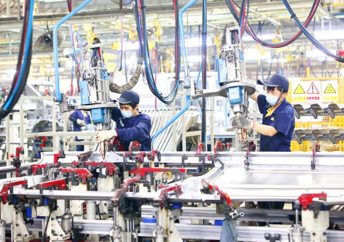 5月6日，江西省贛州經開區新能源科技城的一家汽車制造企業，工人在自動化生產線上組 裝新能源箱式汽車。