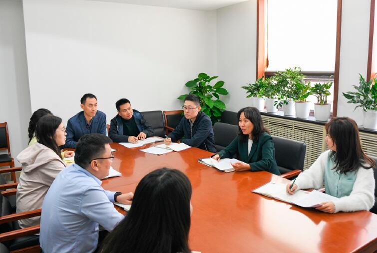 社區處的三位同志 （會議桌右側） 與城市建設司其他同志一起學習交流。