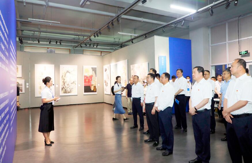 2023年7月20日，黑龍江省直機關工委組織黨員干部參觀“勤廉龍江”書畫作品展。