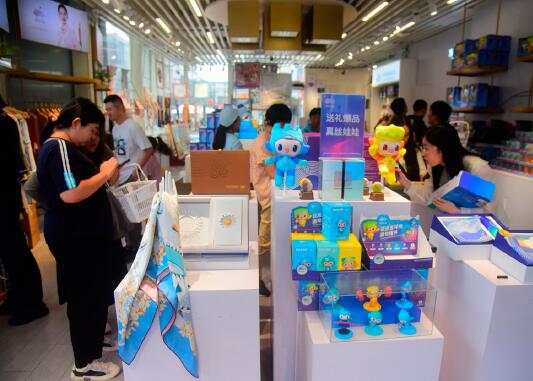 2023年9月27日，在杭州亞運會官方特許商品零售店內，各種商品琳瑯滿目，吸引不少市民游客選購。