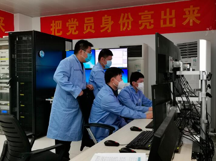 海洋二號B衛星在軌測試定標隊的黨員干部正在觀測。
