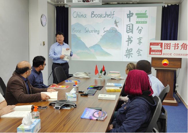 中國石油在阿聯酋項目設立中國書架，組織中外員工開展文化交流。