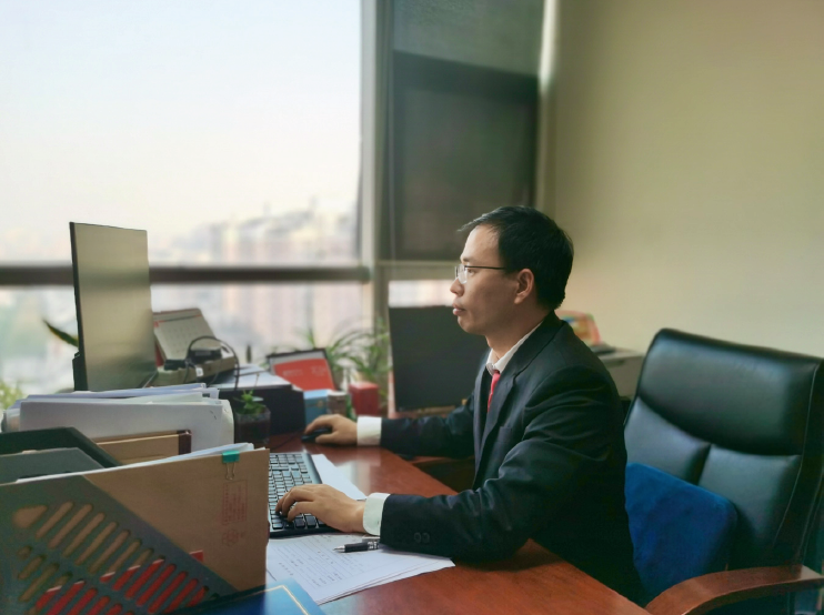 陳俊民正在辦公室工作。