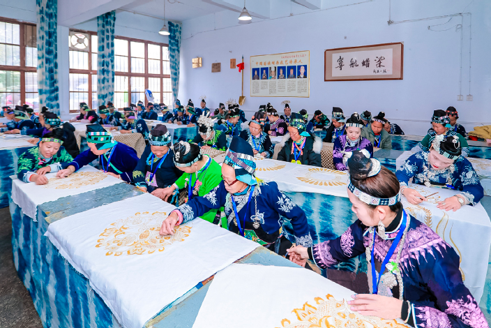 貴州丹寨寧航蠟染非遺工坊繡娘集中作業。