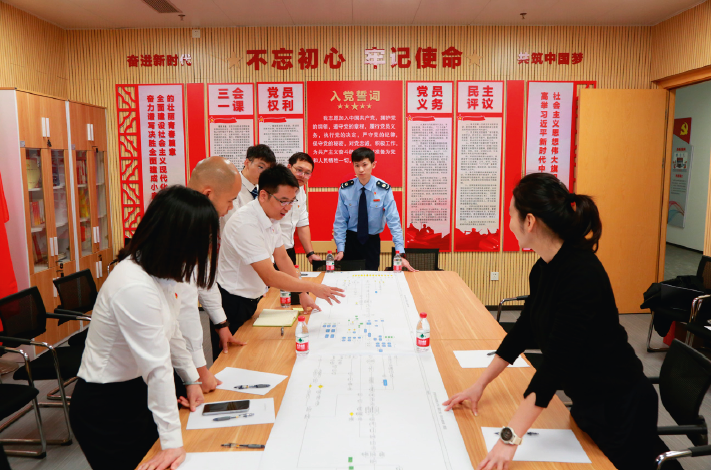 2023年10月17日，東莞市民服務中心 黨員參加社保一卡通“黨建+審批改革”專題 會議。