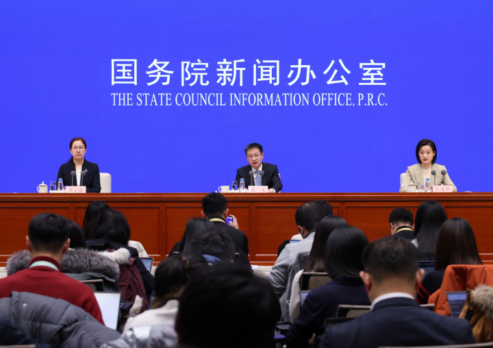 2024年1月17日，國務院新聞辦公室在北京舉行新聞發布會，作者（中）介紹2023年國民經濟運 行情況，并答記者問。