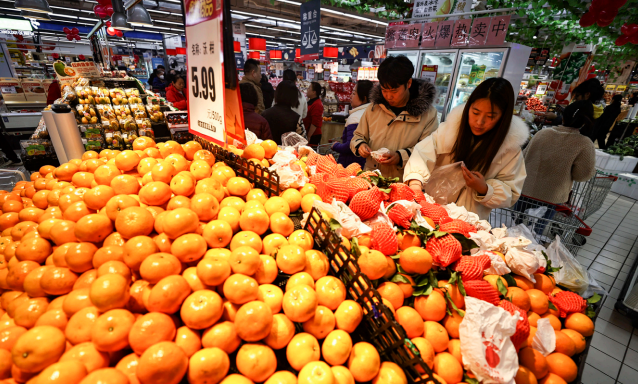2024年1月17日，國家統計局公布的數據顯示，2023年我國社會消費品零售總額比上 年增長7.2%，消費拉動經濟增長的主引擎作用更加凸顯。圖為山西太原的消費者在超市選 購水果。