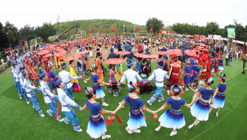 2023年4月21日，以“潮起三月三 奮進新時代”為主題的“三月三”系列活動在南寧市青秀山歡樂啟幕。