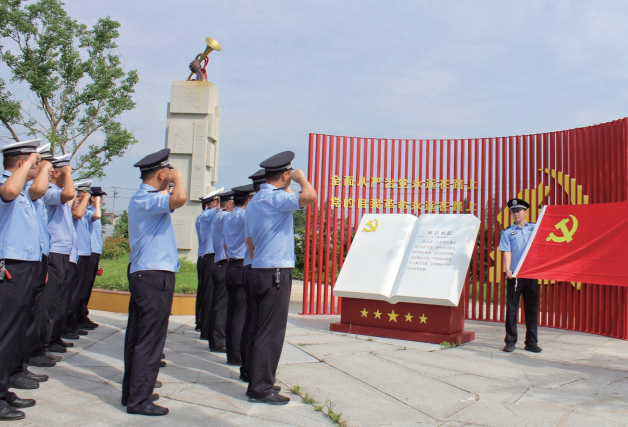 > 2023年6月29日，江蘇省海安市公安局城西派出所、交警高新區中隊黨員民警在廉 政教育基地重溫入黨誓詞。