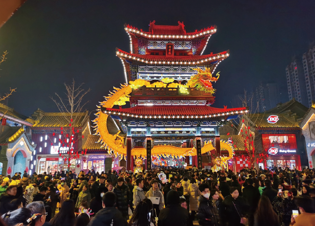 2024年2月24日，甘肅省蘭州市蘭州老街以非遺花燈領銜的龍年燈會璀璨奪目，吸引眾多市 民和游客前來打卡。