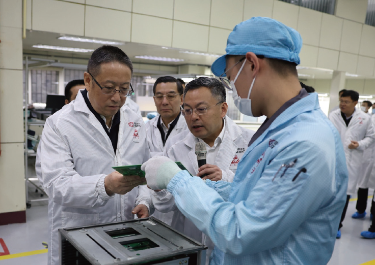 2023年4月5日，作者 （左一） 率調研組考察中車青島四方車輛研究所有限公司，就 “加快推動軌道交通產業高質量發展”開展年度重點調研。