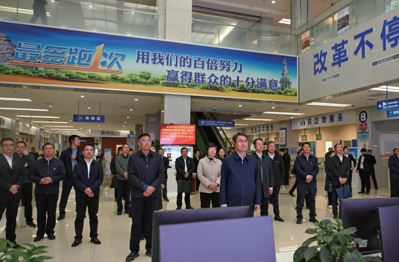 2023年10月30日，新疆維吾爾自治區高質量機關黨建引領高質量發展觀摩交流會在克拉瑪依市召 開。圖為與會代表在克拉瑪依市政務服務和公共資源交易中心參觀調研。