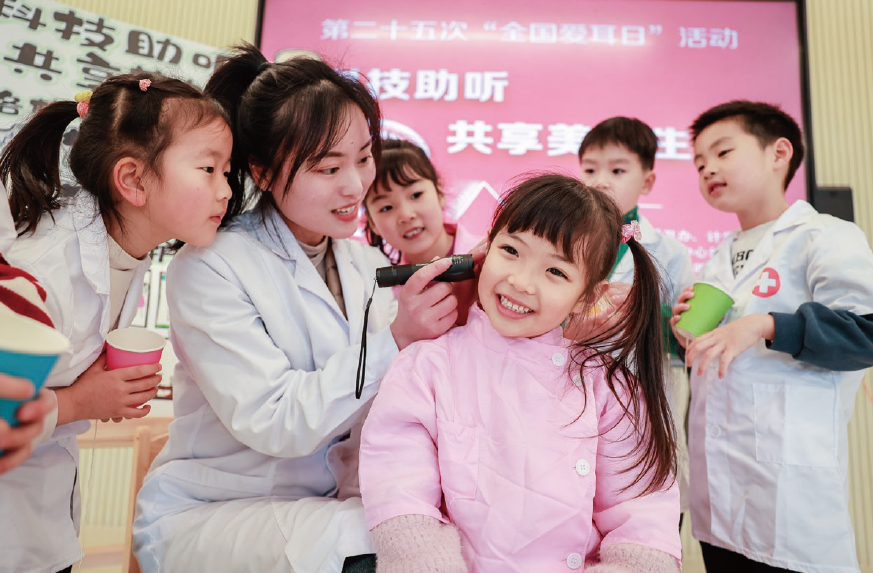 2024年3月1日，浙江省湖州市長興縣龍山街道中心幼兒園內，保健醫生正在 為孩子們開展耳朵健康檢查。