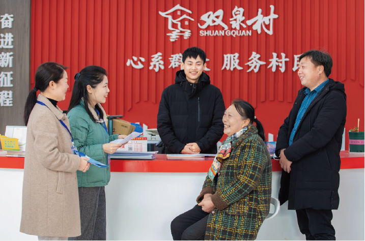2023年1月10日，湖北省宜昌市夷陵區紀委監委干部在雙泉村走訪群眾。