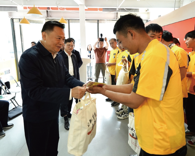 2024年4月25日，作者（ 左一） 帶隊前往美團騎手黨群服務中心調研，看望慰問新就業形態 勞動者。