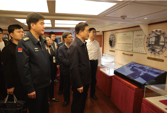 2024年5月12日，作者（ 中） 帶領中央黨史和文獻研究院干部一行調研海軍博物館。