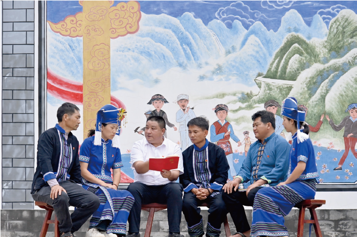 2024年5月15日，云南省大理白族自治州南澗彝族自治縣公郎鎮落底河村委會的黨員干部在公郎 鎮紀委工作人員帶領下學習新修訂的《 中國共產黨紀律處分條例》。
