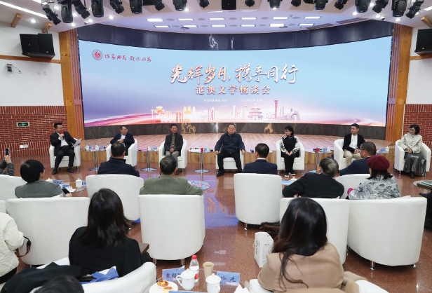 中國作協邀請港澳作家“回家”，舉辦“光輝歲月，攜手同行”港澳文學暢談會。