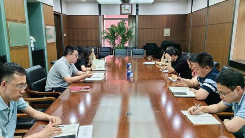 2024年6月21日，求是雜志社政治評論部青 年理論學習小組、辦公室與機關黨委青年理論學習 小組進行小組聯學，開展“編寫行”分享交流活動。