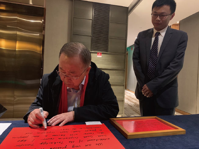作者（ 右） 見證聯合國前秘書長潘基文題詞贊譽南南合作技術轉移成果。
