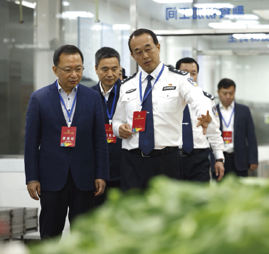 2024年5月20日，作者（ 左一） 帶領省直機關工委黨員干部 到遼寧省某監獄開展警示教育。