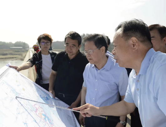 2023年8月19日，國家發展改革委黨組書記、主任鄭柵潔（右二）率工作組 赴北京、河北受災地區調研京津冀特大暴雨洪澇災害救災和災后恢復重建工作 情況。