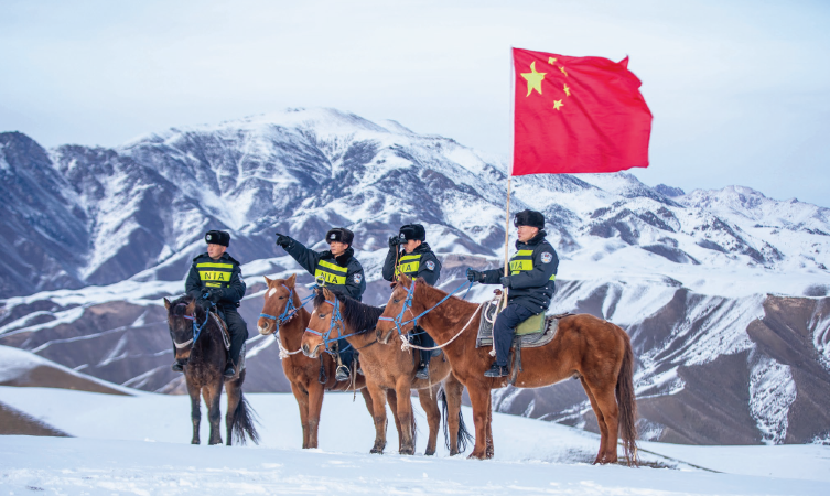新疆伊犁邊境管理支隊組成“馬背巡邏小分隊”深入無人區巡查，維護邊境地區安全穩定。
