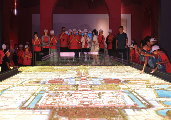 2024年8月19日，觀眾在北京首都博物館觀看“輝煌中軸—紀念北京建都870周年”展覽。